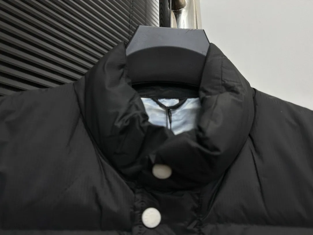 P480 [Canadagoose] Canada Goose White Label Glacier Down Vest Canada Goose's new "Northern Lights Series" down vest Canada Goose's new "Northern Lights" Northern Lights White Label down vest is now available! The light and layered colors give people the feeling of being trapped in the mist around icebergs and glaciers. It can be said to be very dreamy! Original YKK zipper, Size:XS-XXL